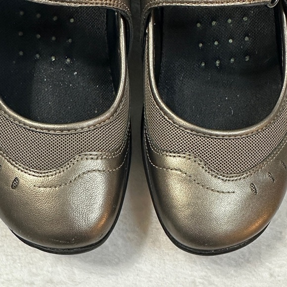 Clarks~Wave~Cruise Women's Size 7 Metallic Leather Comfort Mary Jane Shoes Flats - Picture 4 of 16